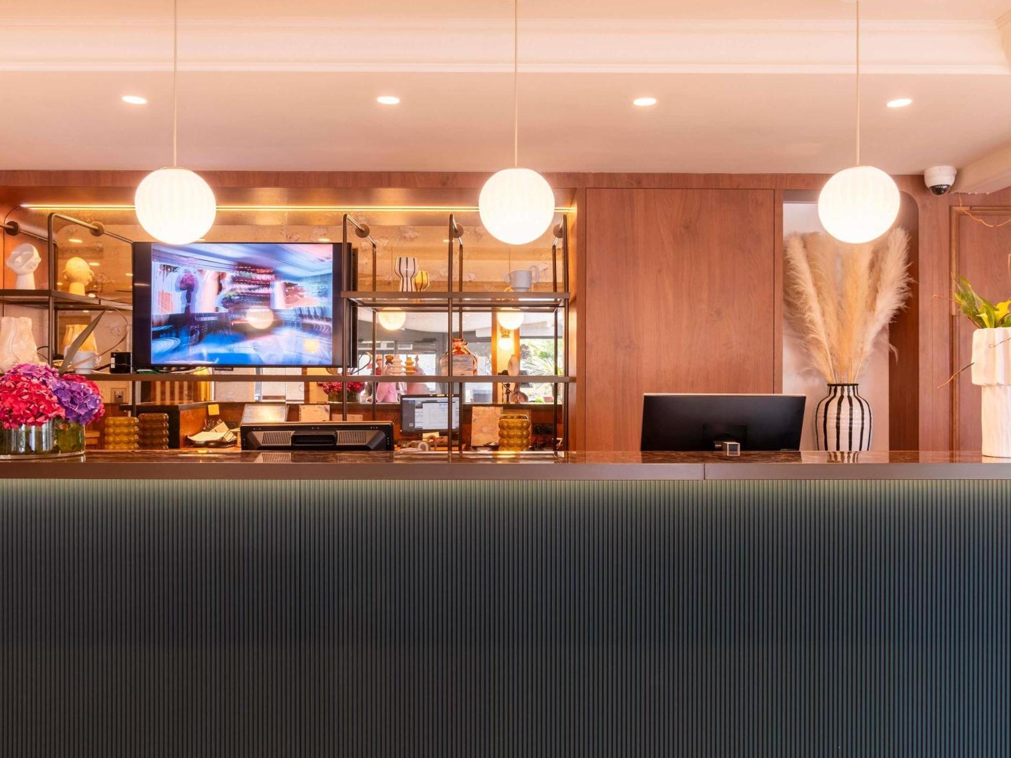 Hotel Mercure Centre Champ De Mars 4*