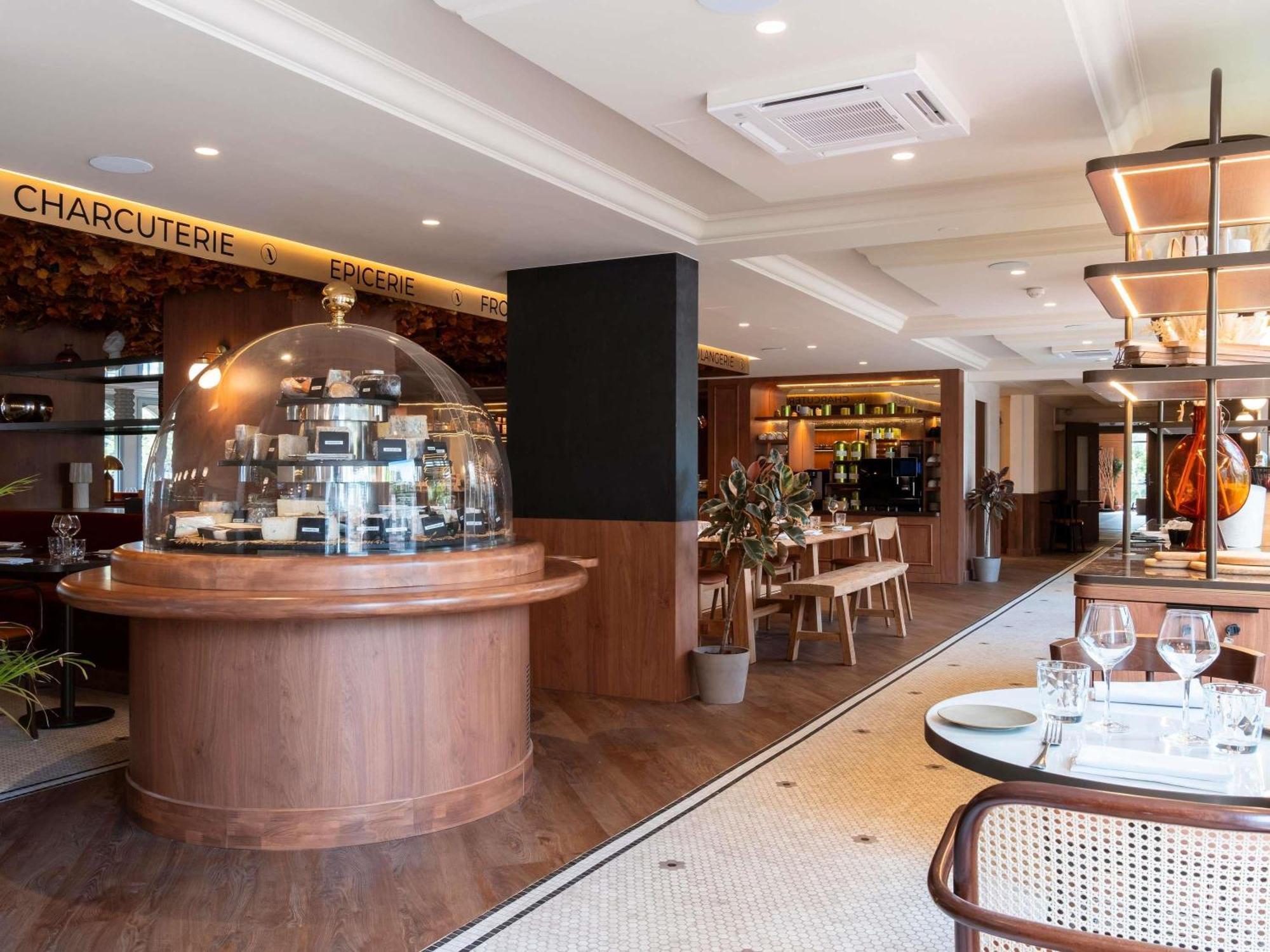 Hotel Mercure Centre Champ De Mars 4*